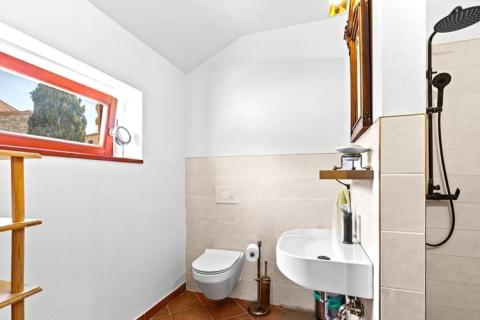 Istra,Buje-Kamena kuća s vrtom u centru grada,PDV uključen