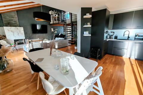 Karlovac, Grabrik - dvoetažni stan 115 m2 sa vlastitim parking mjestom i vrtom