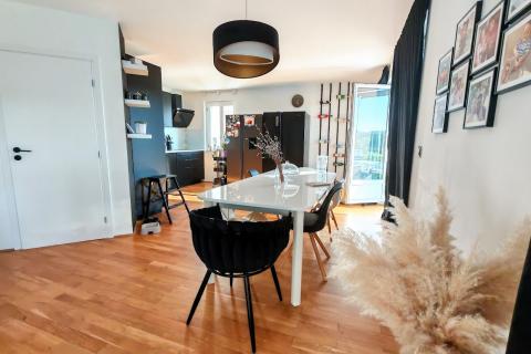 Karlovac, Grabrik - dvoetažni stan 115 m2 sa vlastitim parking mjestom i vrtom