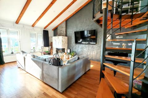 Karlovac, Grabrik - dvoetažni stan 115 m2 sa vlastitim parking mjestom i vrtom