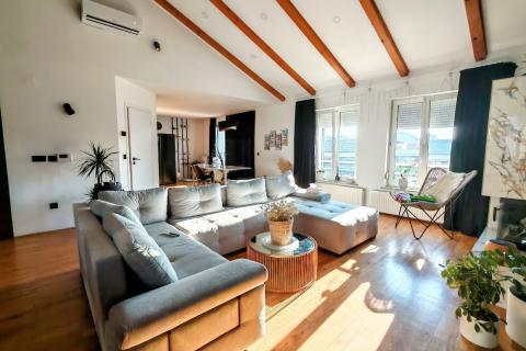 Karlovac, Grabrik - dvoetažni stan 115 m2 sa vlastitim parking mjestom i vrtom