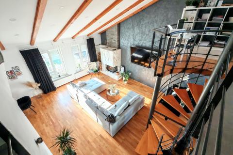 Karlovac, Grabrik - dvoetažni stan 115 m2 sa vlastitim parking mjestom i vrtom