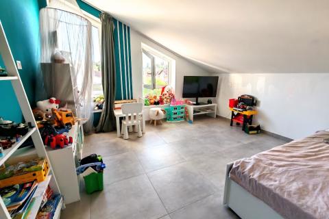 Karlovac, Grabrik - dvoetažni stan 115 m2 sa vlastitim parking mjestom i vrtom