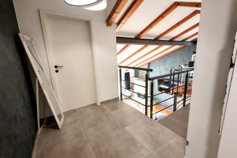 Karlovac, Grabrik - dvoetažni stan 115 m2 sa vlastitim parking mjestom i vrtom