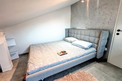 Karlovac, Grabrik - dvoetažni stan 115 m2 sa vlastitim parking mjestom i vrtom