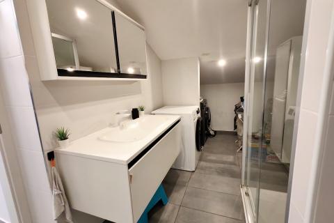 Karlovac, Grabrik - dvoetažni stan 115 m2 sa vlastitim parking mjestom i vrtom