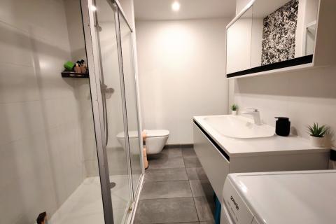 Karlovac, Grabrik - dvoetažni stan 115 m2 sa vlastitim parking mjestom i vrtom