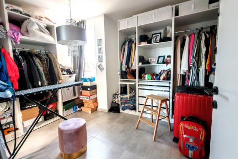 Karlovac, Grabrik - dvoetažni stan 115 m2 sa vlastitim parking mjestom i vrtom