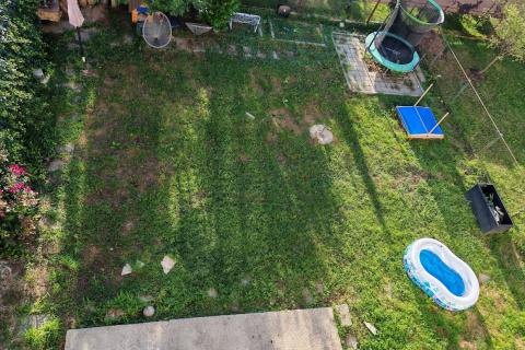 Karlovac, Grabrik - dvoetažni stan 115 m2 sa vlastitim parking mjestom i vrtom