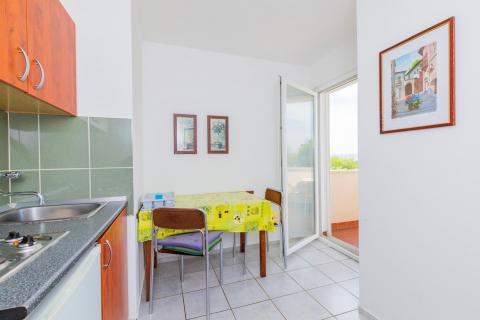 OTOK KRK-PUNAT kuća sa pet apartmana  prvi red do mora