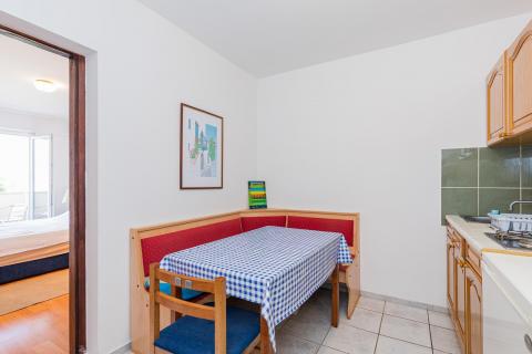 OTOK KRK-PUNAT kuća sa pet apartmana  prvi red do mora