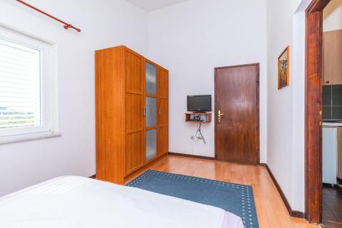 OTOK KRK-PUNAT kuća sa pet apartmana  prvi red do mora