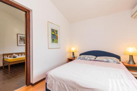 OTOK KRK-PUNAT kuća sa pet apartmana  prvi red do mora