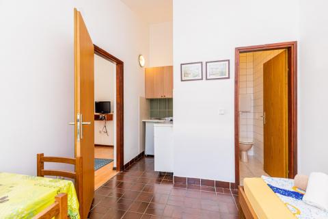 OTOK KRK-PUNAT kuća sa pet apartmana  prvi red do mora