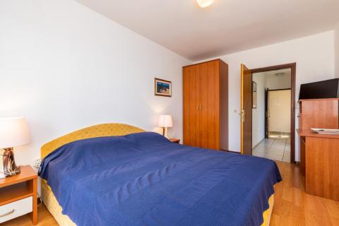 OTOK KRK-PUNAT kuća sa pet apartmana  prvi red do mora