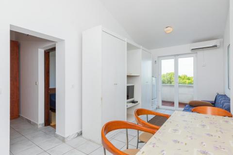 OTOK KRK-PUNAT kuća sa pet apartmana  prvi red do mora