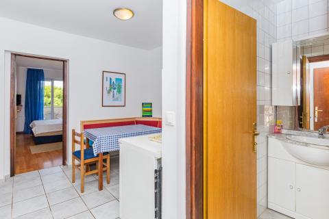 OTOK KRK-PUNAT kuća sa pet apartmana  prvi red do mora