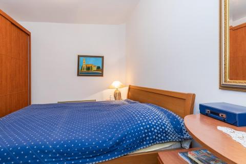OTOK KRK-PUNAT kuća sa pet apartmana  prvi red do mora