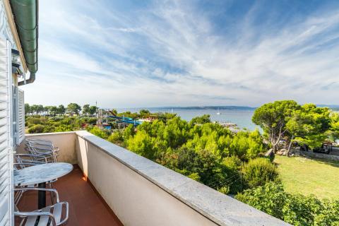 OTOK KRK-PUNAT kuća sa pet apartmana  prvi red do mora