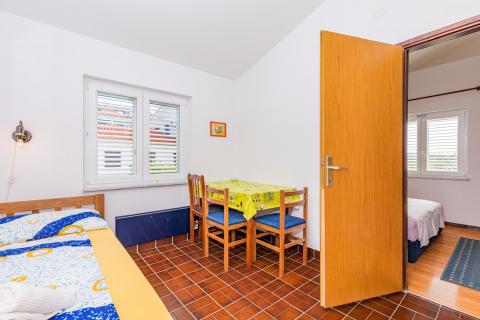 OTOK KRK-PUNAT kuća sa pet apartmana  prvi red do mora