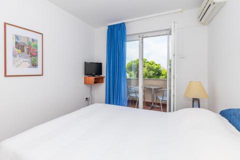 OTOK KRK-PUNAT kuća sa pet apartmana  prvi red do mora