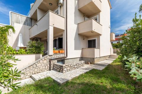 OTOK KRK-PUNAT kuća sa pet apartmana  prvi red do mora