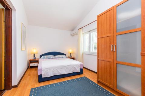 OTOK KRK-PUNAT kuća sa pet apartmana  prvi red do mora