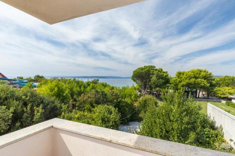 OTOK KRK-PUNAT kuća sa pet apartmana  prvi red do mora