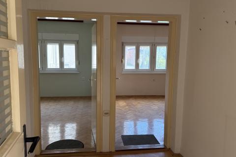 Petrinja, Centar - dvosobni stan na prvom katu kuće