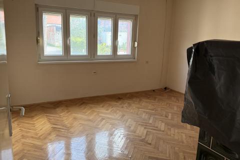 Petrinja, Centar - dvosobni stan na prvom katu kuće