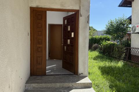 Petrinja, Centar - kuća s dva etažirana stana,6 soba, pomoćnom zgradom i garažom