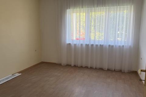 Petrinja, Centar - kuća s dva etažirana stana,6 soba, pomoćnom zgradom i garažom