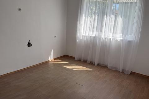 Petrinja, Centar - kuća s dva etažirana stana,6 soba, pomoćnom zgradom i garažom