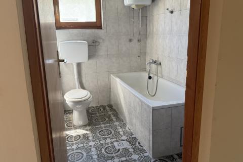 Petrinja, Centar - kuća s dva etažirana stana,6 soba, pomoćnom zgradom i garažom