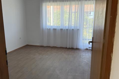 Petrinja, Centar - kuća s dva etažirana stana,6 soba, pomoćnom zgradom i garažom