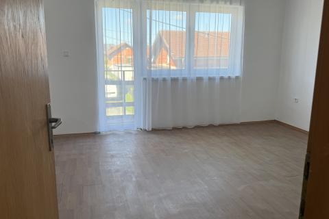 Petrinja, Centar - kuća s dva etažirana stana,6 soba, pomoćnom zgradom i garažom