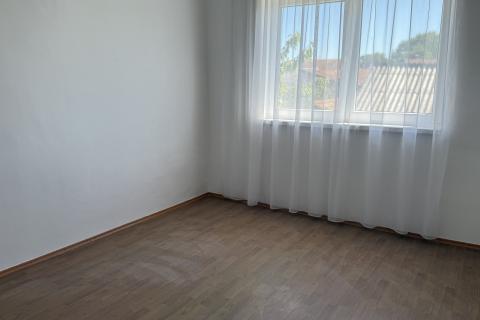 Petrinja, Centar - kuća s dva etažirana stana,6 soba, pomoćnom zgradom i garažom