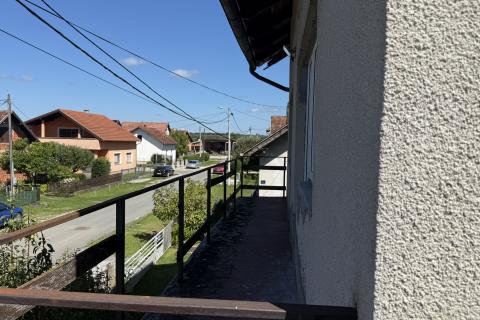 Petrinja, Centar - kuća s dva etažirana stana,6 soba, pomoćnom zgradom i garažom