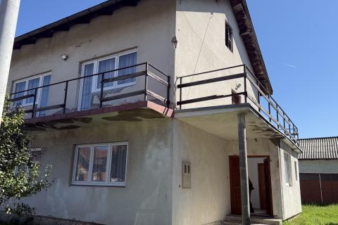 Petrinja, Centar - kuća s dva etažirana stana,6 soba, pomoćnom zgradom i garažom