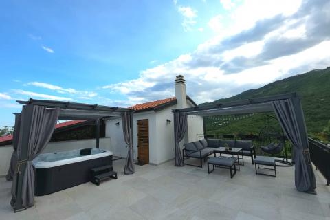 Brseč - dvojna kuća s pogledom na šumu