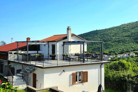 Brseč - dvojna kuća s pogledom na šumu