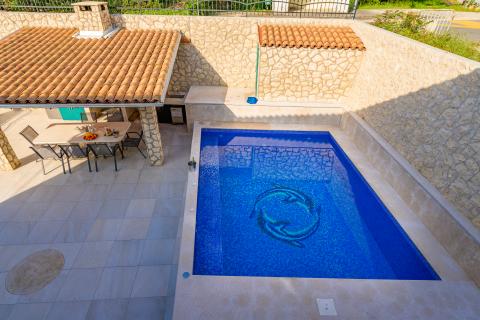 Otok Lošinj, Nerezine, Renovirana kamena kuća s bazenom i četiri smještajne jedinice