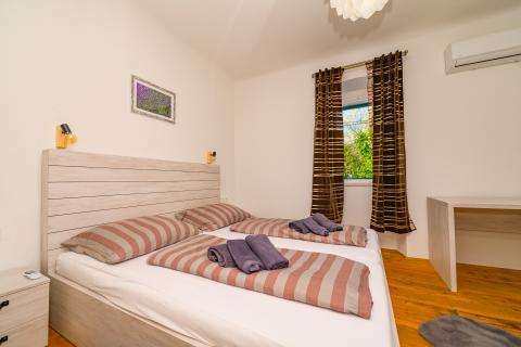 Otok Lošinj, Nerezine, Renovirana kamena kuća s bazenom i četiri smještajne jedinice