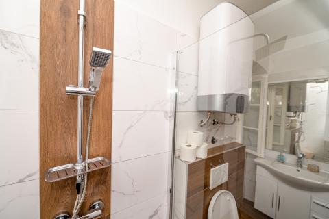 Otok Lošinj, Nerezine, Renovirana kamena kuća s bazenom i četiri smještajne jedinice