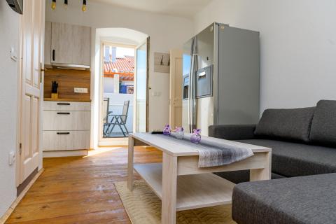 Otok Lošinj, Nerezine, Renovirana kamena kuća s bazenom i četiri smještajne jedinice