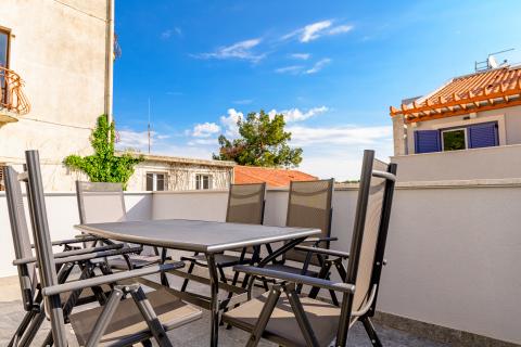 Otok Lošinj, Nerezine, Renovirana kamena kuća s bazenom i četiri smještajne jedinice