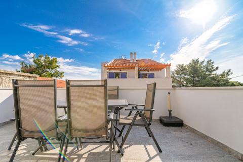 Otok Lošinj, Nerezine, Renovirana kamena kuća s bazenom i četiri smještajne jedinice