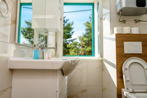 Otok Lošinj, Nerezine, Renovirana kamena kuća s bazenom i četiri smještajne jedinice