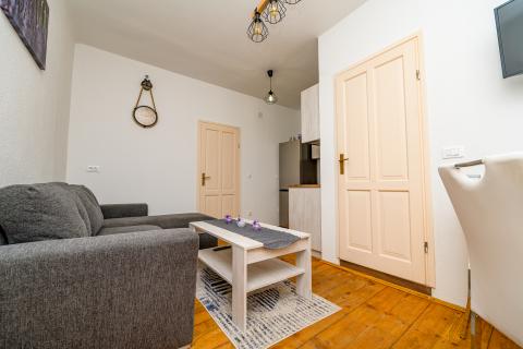 Otok Lošinj, Nerezine, Renovirana kamena kuća s bazenom i četiri smještajne jedinice