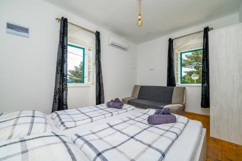 Otok Lošinj, Nerezine, Renovirana kamena kuća s bazenom i četiri smještajne jedinice